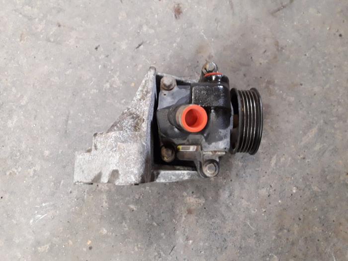 Gebruikte Pomp Servo Ford Fiesta 5 (JD/JH) 1.4 16V Prijs op aanvraag aangeboden door Autodemontage Joko B.V.