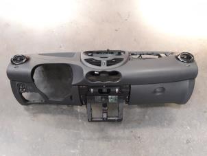 Gebruikte Dashboard Renault Twingo II (CN) 1.2 16V Prijs op aanvraag aangeboden door Autodemontage Joko B.V.