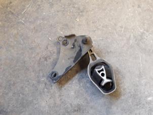 Gebruikte Versnellingsbak Steun Peugeot 208 I (CA/CC/CK/CL) 1.2 Vti 12V PureTech 82 Prijs op aanvraag aangeboden door Autodemontage Joko B.V.