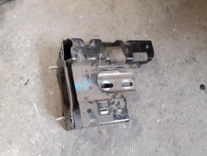 Gebruikte Versnellingsbak Steun Peugeot 208 I (CA/CC/CK/CL) 1.2 Vti 12V PureTech 82 Prijs op aanvraag aangeboden door Autodemontage Joko B.V.