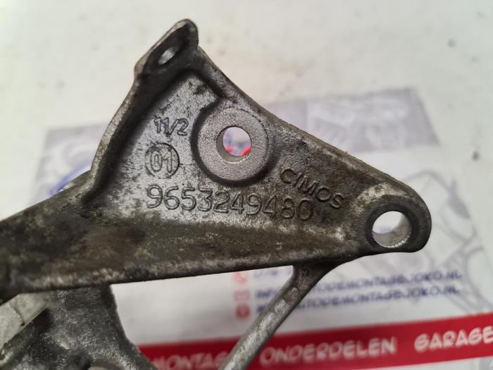 Dynamosteun boven van een Ford Focus 3 1.6 TDCi 95 2012