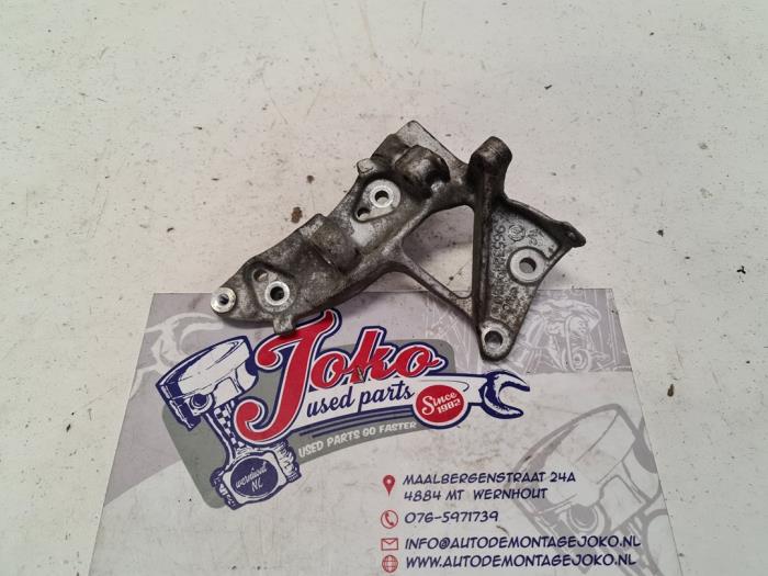 Dynamosteun boven van een Ford Focus 3 1.6 TDCi 95 2012