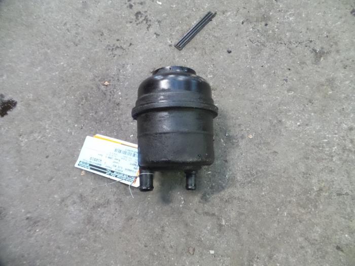 Gebruikte Servo Oliereservoir BMW 5 serie Touring (E39) 523i 24V Prijs op aanvraag aangeboden door Autodemontage Joko B.V.