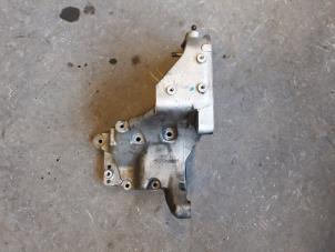 Gebruikte Dynamosteun boven Saab 9-5 (YS3E) 1.9 TiD 16V Prijs op aanvraag aangeboden door Autodemontage Joko B.V.