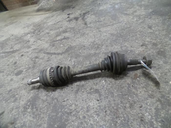 Gebruikte Aandrijfas links-voor Volvo 850 2.5i GLE 10V Prijs op aanvraag aangeboden door Autodemontage Joko B.V.