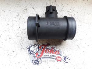 Gebruikte Luchtmassameter Mercedes CLK (C208) 2.0 200 16V Prijs op aanvraag aangeboden door Autodemontage Joko B.V.