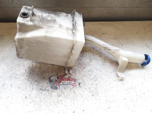 Gebruikte Ruitensproeiertank voor Kia Rio II (DE) 1.4 16V Prijs op aanvraag aangeboden door Autodemontage Joko B.V.