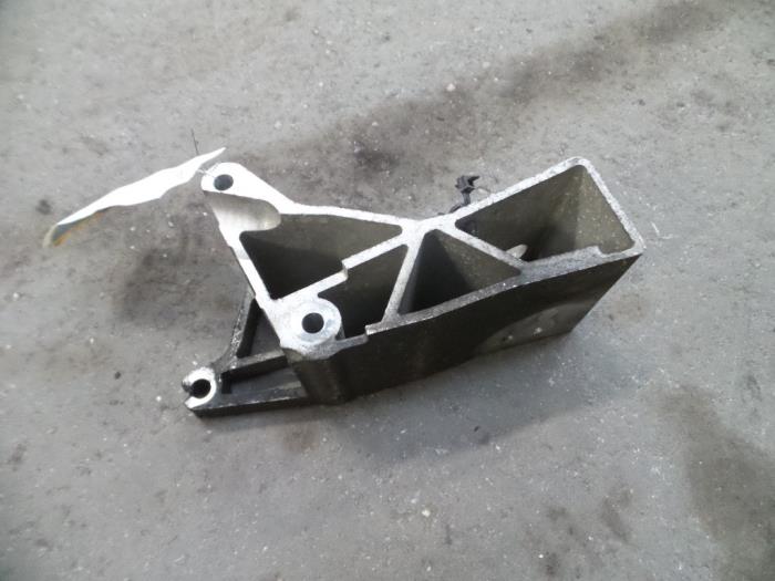Gebruikte Versnellingsbak Steun Volvo V70 (SW) 2.4 20V 140 Prijs op aanvraag aangeboden door Autodemontage Joko B.V.