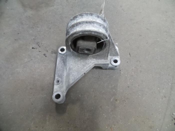 Gebruikte Versnellingsbak Steun Volvo V70 (SW) 2.4 20V 140 Prijs op aanvraag aangeboden door Autodemontage Joko B.V.