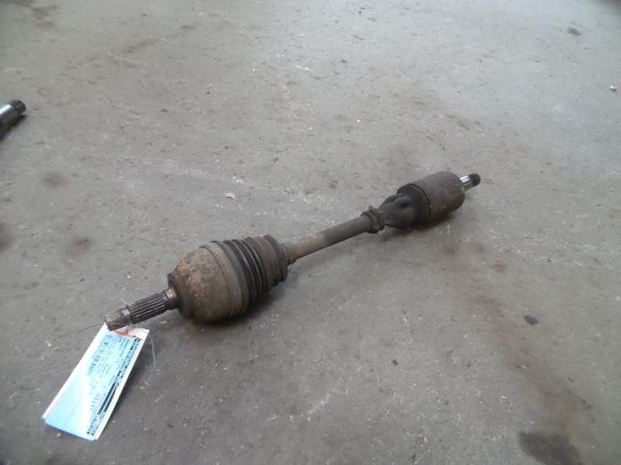 Gebruikte Aandrijfas links-voor Peugeot 106 II 1.6 GTi 16V Prijs op aanvraag aangeboden door Autodemontage Joko B.V.