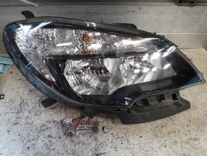 Gebruikte Koplamp rechts Opel Mokka/Mokka X 1.4 Turbo 16V 4x2 Prijs op aanvraag aangeboden door Autodemontage Joko B.V.