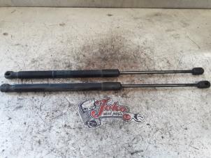 Gebruikte Gasdemper links-achter Renault Megane III Grandtour (KZ) 1.4 16V TCe 130 Prijs op aanvraag aangeboden door Autodemontage Joko B.V.