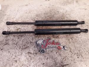 Gebruikte Kofferdekseldemper links-achter Saab 9-5 Estate (YS3E) 1.9 TiD 16V Prijs op aanvraag aangeboden door Autodemontage Joko B.V.