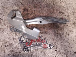 Gebruikte Motorkap Scharnier Mazda 3 Sport (BK) 1.3i 16V Prijs op aanvraag aangeboden door Autodemontage Joko B.V.