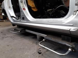 Gebruikte Dorpel rechts Mazda 3 Sport (BK) 1.3i 16V Prijs op aanvraag aangeboden door Autodemontage Joko B.V.