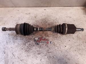 Gebruikte Aandrijfas links-voor Opel Tigra Twin Top 1.8 16V Prijs op aanvraag aangeboden door Autodemontage Joko B.V.