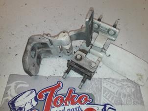 Gebruikte Scharnier deur links-achter Ford Courier (FVJ) 1.8D Prijs op aanvraag aangeboden door Autodemontage Joko B.V.