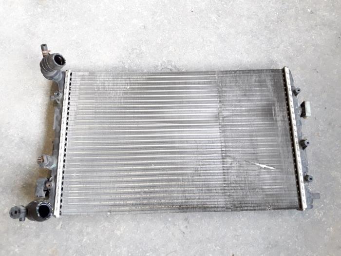 Gebruikte Radiateur Volkswagen Polo IV (9N1/2/3) 1.4 16V Prijs op aanvraag aangeboden door Autodemontage Joko B.V.