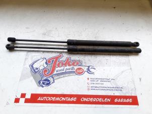 Gebruikte Kofferdekseldemper links-achter Opel Zafira (M75) 1.8 16V Ecotec Prijs op aanvraag aangeboden door Autodemontage Joko B.V.