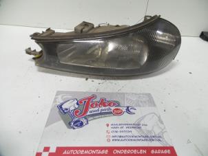 Gebruikte Linker Koplamp Ford Mondeo II Wagon 2.0i 16V E2/96 EEC Prijs op aanvraag aangeboden door Autodemontage Joko B.V.