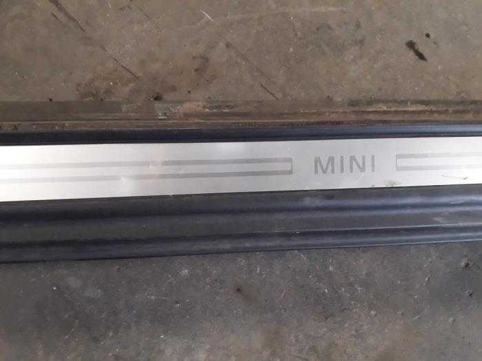 Sideskirt rechts van een MINI Mini (R56) 1.6 One D 16V 2011