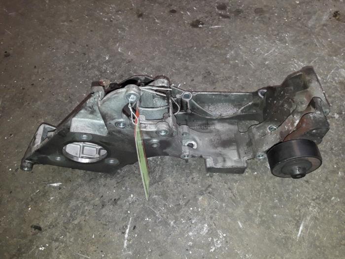 Gebruikte Dynamosteun onder Volkswagen Golf IV (1J1) 1.9 TDI 110 Prijs op aanvraag aangeboden door Autodemontage Joko B.V.