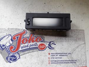 Gebruikte Display Interieur Renault Twingo II (CN) 1.2 16V Prijs op aanvraag aangeboden door Autodemontage Joko B.V.