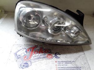 Gebruikte Koplamp rechts Opel Corsa C (F08/68) 1.2 16V Twin Port Prijs op aanvraag aangeboden door Autodemontage Joko B.V.