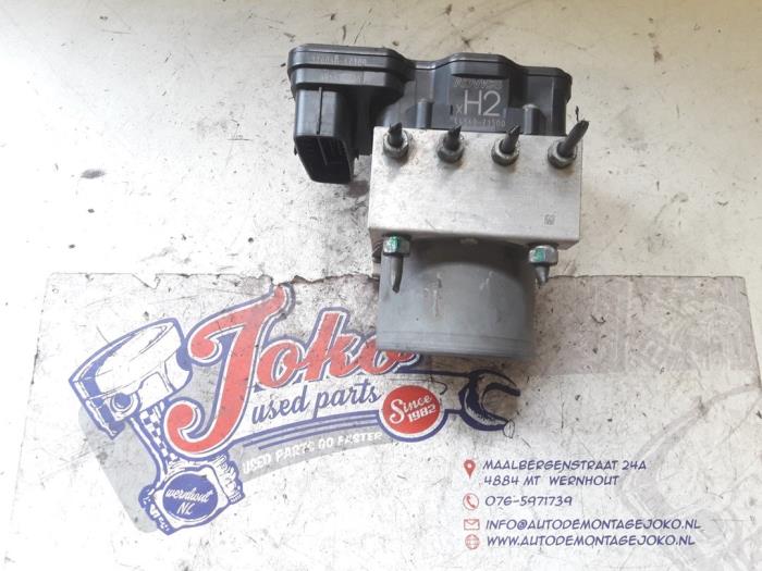 Gebruikte ABS Pomp Toyota Hilux V/VI 2.4 D 16V 4WD Prijs op aanvraag aangeboden door Autodemontage Joko B.V.