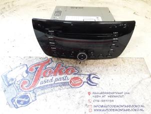Gebruikte Radio CD Speler Fiat Doblo Cargo (263) 1.3 MJ 16V DPF Euro 5 Prijs op aanvraag aangeboden door Autodemontage Joko B.V.