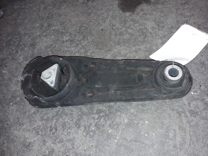 Gebruikte Versnellingsbak Steun Renault Clio III (BR/CR) 1.4 16V Prijs op aanvraag aangeboden door Autodemontage Joko B.V.
