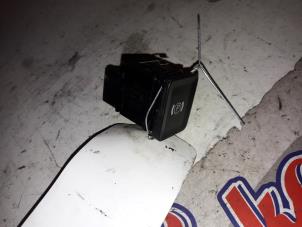 Gebruikte Schakelaar handrem Volkswagen Passat Variant (3C5) 2.0 TDI 140 Prijs op aanvraag aangeboden door Autodemontage Joko B.V.