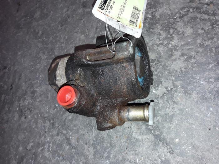 Gebruikte Pomp Servo Volkswagen Caddy II (9K9A) 1.9 D Prijs op aanvraag aangeboden door Autodemontage Joko B.V.
