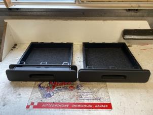 Gebruikte Opbergvak Renault Scénic III (JZ) 1.6 16V Prijs op aanvraag aangeboden door Autodemontage Joko B.V.