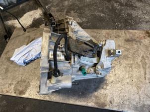 Gebruikte Versnellingsbak Renault Scénic III (JZ) 1.6 16V Prijs op aanvraag aangeboden door Autodemontage Joko B.V.