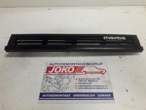 Gebruikte Grille Mazda 323 Estate (BW12/82) 1.6i Prijs op aanvraag aangeboden door Autodemontage Joko B.V.