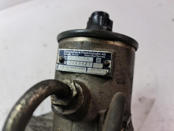 Stuurbekrachtiging Pomp van een Mercedes-Benz 190 (W201) 2.3 E Kat. 1987