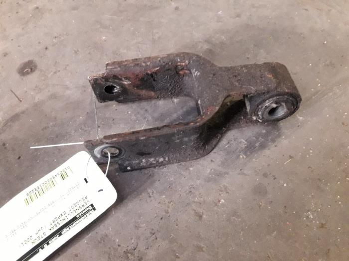 Gebruikte Versnellingsbak Steun Peugeot Expert (222/224) 1.9D Prijs op aanvraag aangeboden door Autodemontage Joko B.V.