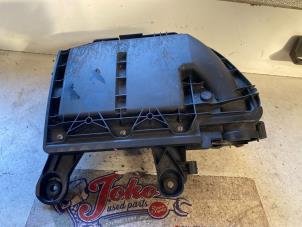 Gebruikte Luchtfilterhuis Peugeot 208 I (CA/CC/CK/CL) 1.4 HDi Prijs op aanvraag aangeboden door Autodemontage Joko B.V.