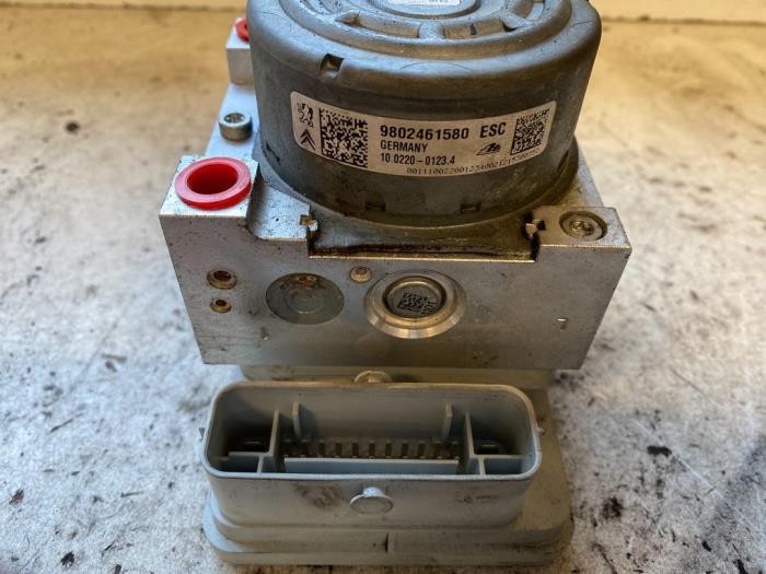 ABS Computer van een Peugeot 208 I (CA/CC/CK/CL) 1.4 HDi 2013