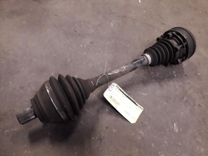 Gebruikte Aandrijfas links-voor Volkswagen Caddy III (2KA,2KH,2CA,2CH) 1.9 TDI Prijs op aanvraag aangeboden door Autodemontage Joko B.V.