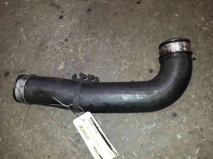 Gebruikte Intercooler Slang Volkswagen Caddy III (2KA,2KH,2CA,2CH) 1.9 TDI Prijs op aanvraag aangeboden door Autodemontage Joko B.V.