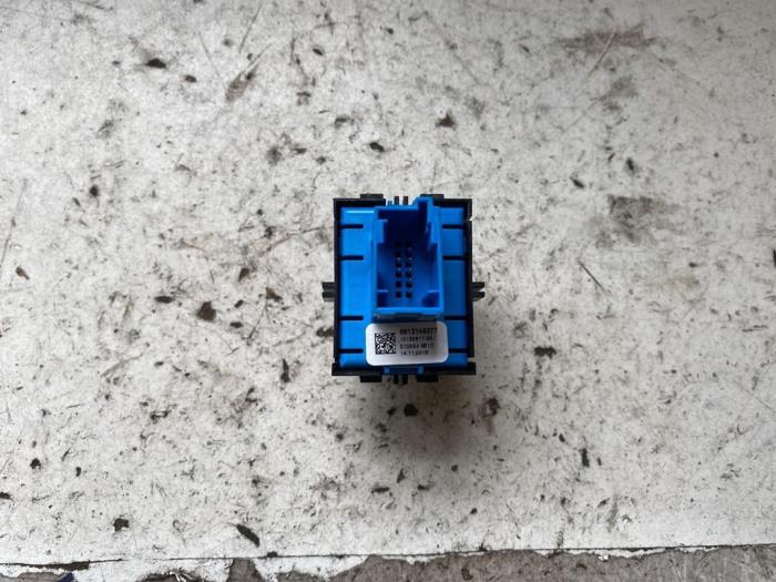 Handrem schakelaar van een Citroën C5 Aircross I (A4/AC/AJ/AR) 1.2 e-THP PureTech 130 2019