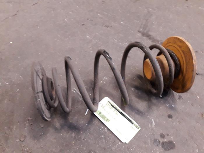 Schroefveer achter van een Opel Astra G (F08/48) 1.7 DTI 16V Eco4 2002