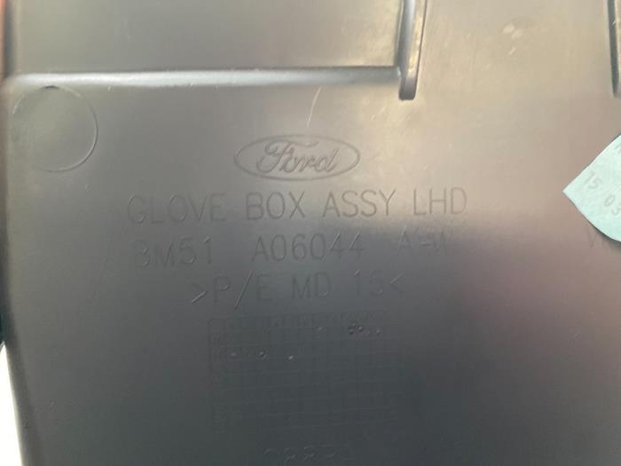 Dashboardkastje van een Ford Focus 3 1.6 Ti-VCT 16V 125 2011