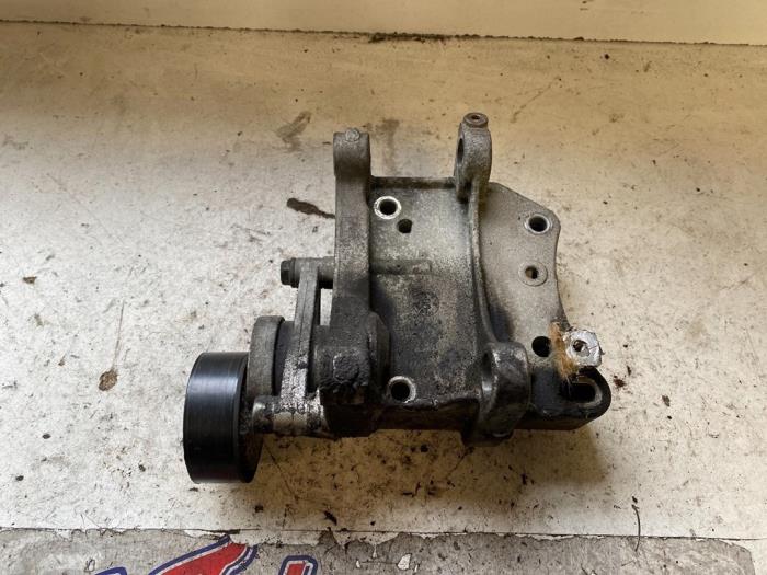 Gebruikte Dynamosteun boven Citroen C4 Berline (LC) 1.4 16V Prijs op aanvraag aangeboden door Autodemontage Joko B.V.