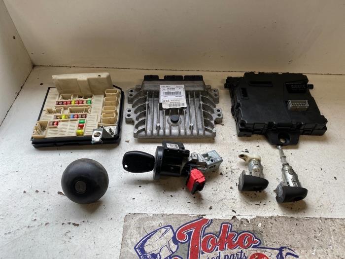 Gebruikte Bodycontrol Module Renault Kangoo Express (FW) 1.5 dCi 75 Prijs op aanvraag aangeboden door Autodemontage Joko B.V.