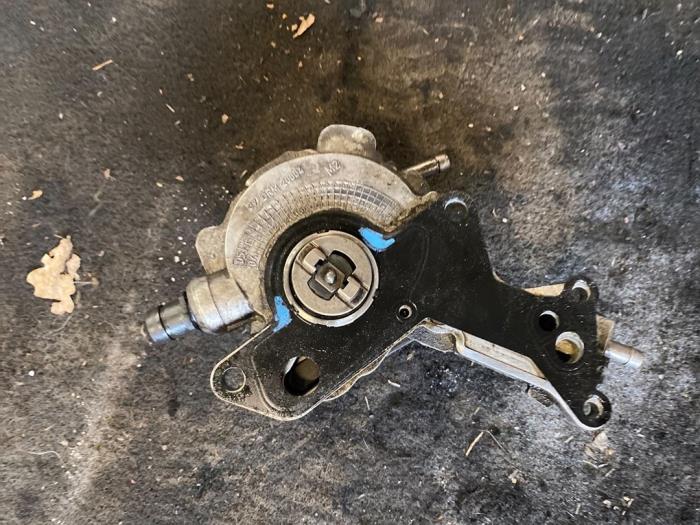 Hogedrukpomp van een Volkswagen Passat Variant (3C5) 1.9 TDI 2007