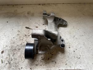 Gebruikte Dynamosteun boven Nissan Juke (F15) 1.2 DIG-T 16V Prijs op aanvraag aangeboden door Autodemontage Joko B.V.