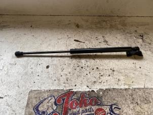 Gebruikte Kofferdekseldemper rechts-achter Toyota Yaris II (P9) 1.0 12V VVT-i Prijs op aanvraag aangeboden door Autodemontage Joko B.V.